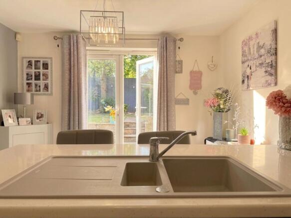 5 bed Detached for sale Image 4