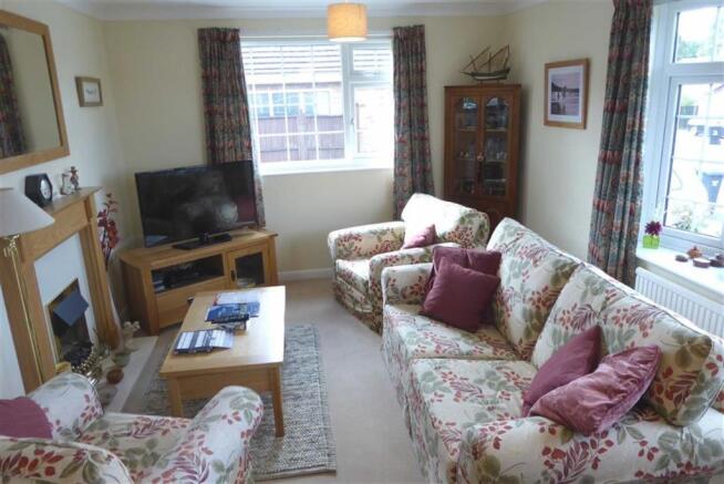 FRONT LOUNGE
