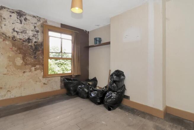 middle bedroom.jpg