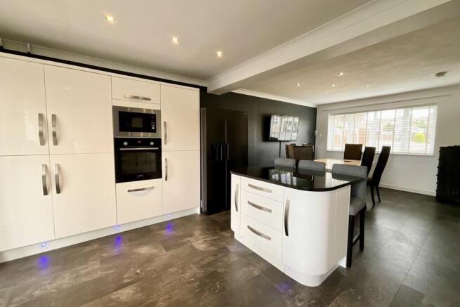 4 bed Detached for sale Image 5