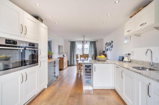 KITCHEN/DINING ROOM