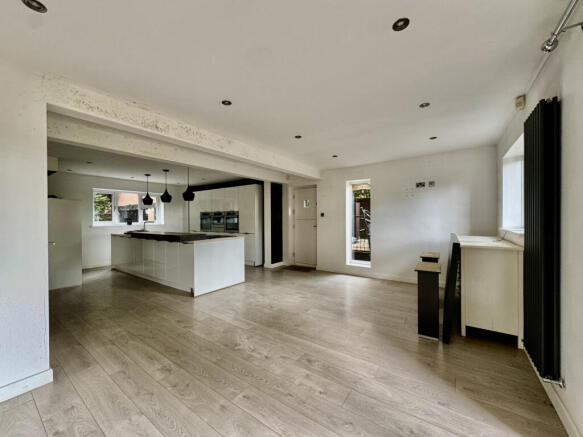 5 bed Detached for sale Image 7