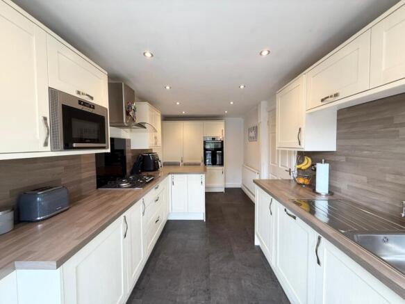 5 bed Semi-Detached for sale Image 8