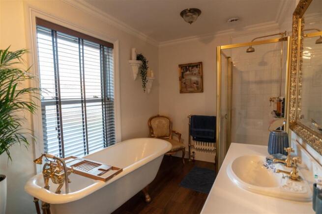 Family bathroom.jpg
