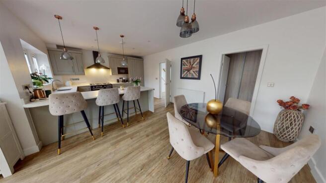 5 bed Detached for sale Image 8