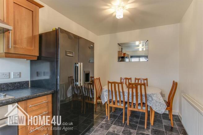 KITCHEN / BREAKFAST ROOM: