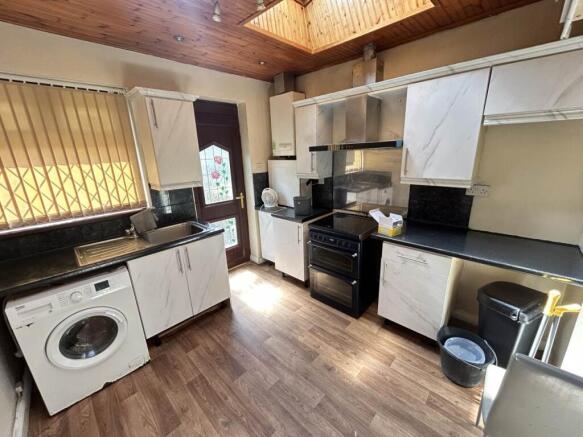 4 bed House to rent Image 8