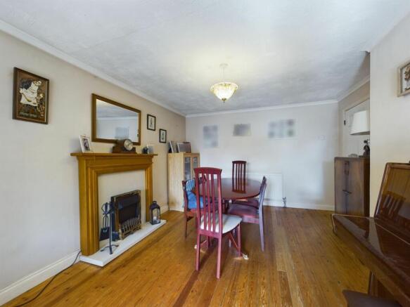 LOUNGE/DINING ROOM