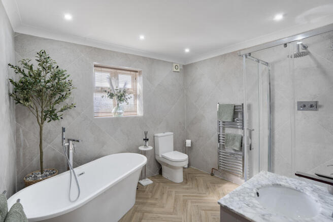 5 bed Detached for sale Image 6