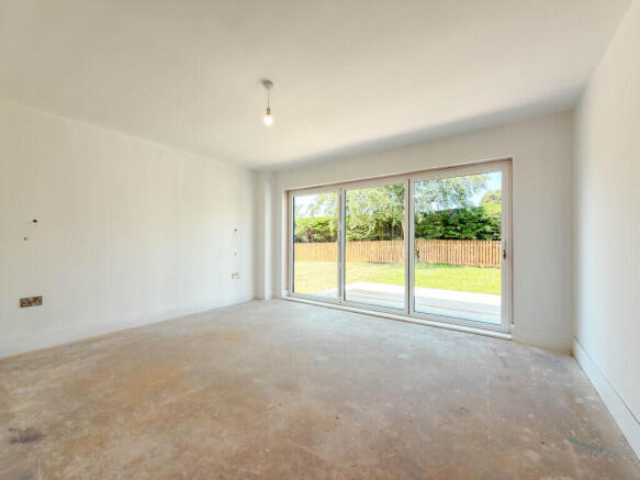 5 bed Detached for sale Image 9