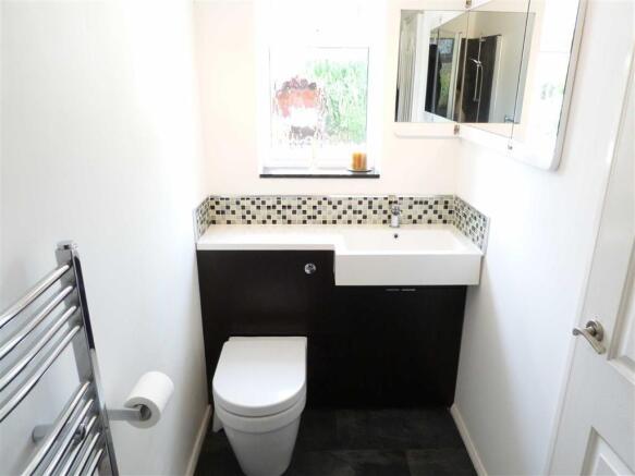 EN-SUITE SHOWER ROOM