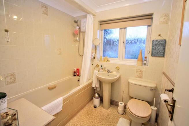 FAMILY BATHROOM/WC