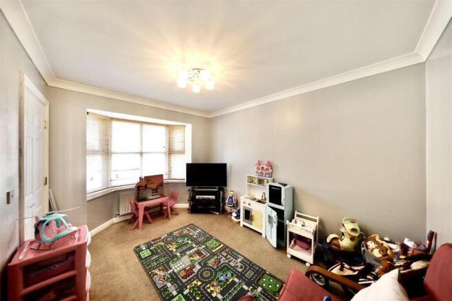 5 bed Detached for sale Image 11