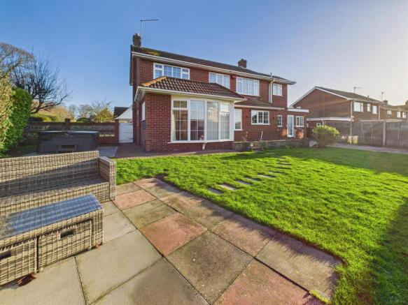 5 bed Detached for sale Image 12