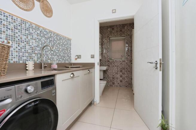 5 bed Detached for sale Image 10