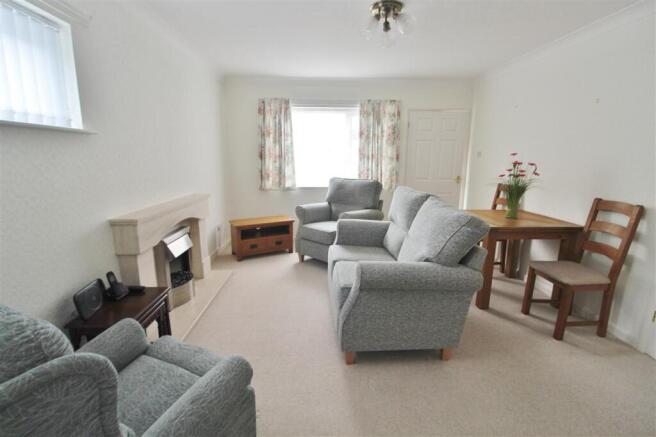 SITTING/DINING ROOM