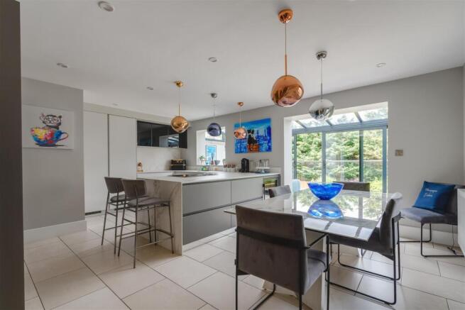 5 bed Semi-Detached for sale Image 7