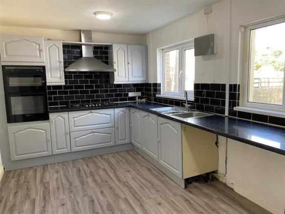 10 Dafydd Place - kitchen 2.jpg