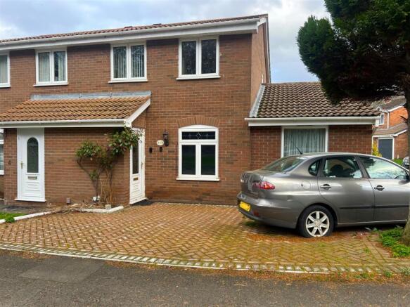 4-bed house on Spruce Drive, Leegomery, Telford, £200,000