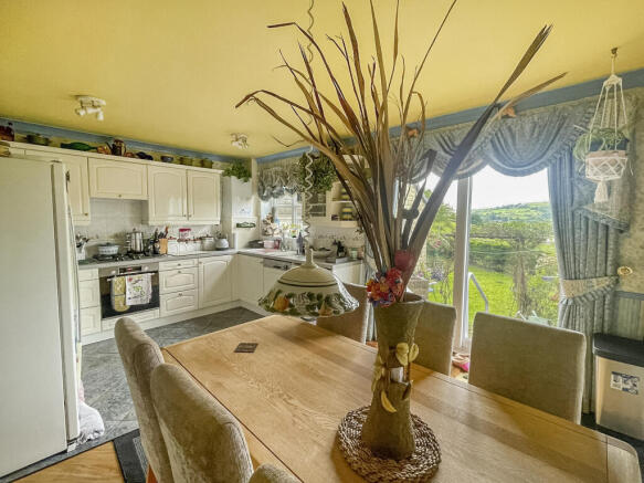 3 bed Semi-Detached for sale Image 6
