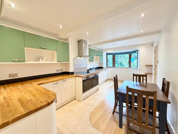 4 bed Detached to rent Image 2
