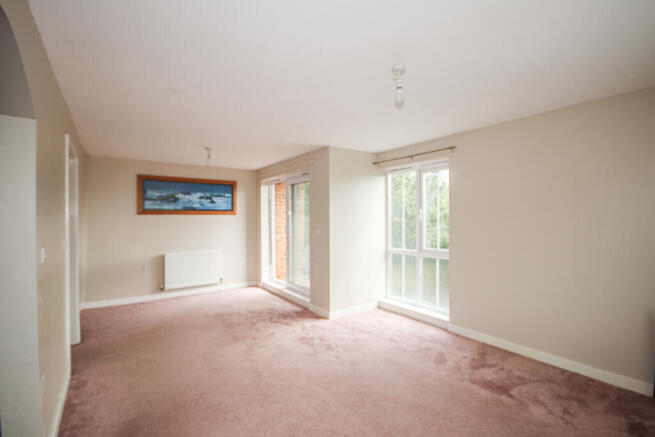 Spacious Two Bedroom First Floor Flat with En Sui