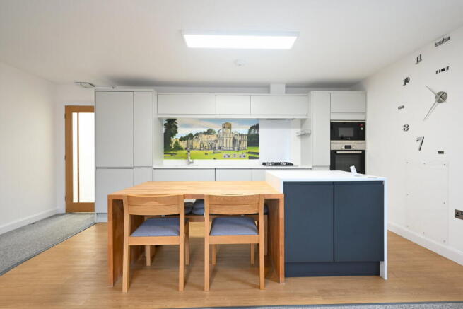 2 bed Flat to rent Image 11