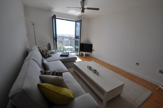 2 bed Apartment to rent Image 11