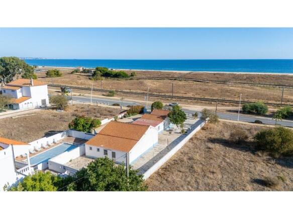 2 Villas + Warehouse with an area of 1831m² in Meia Praia, Lagos