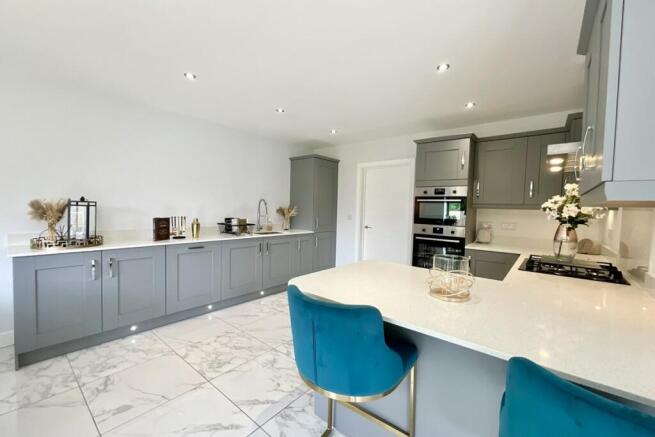 5 bed Detached for sale Image 8