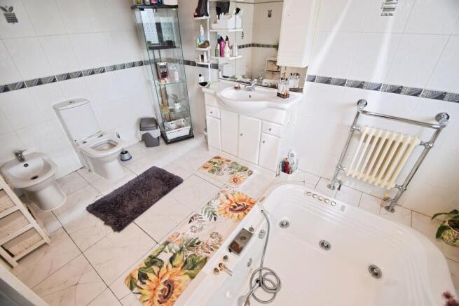 4 bed Detached for sale Image 12
