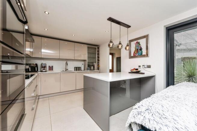 4 bed Detached for sale Image 9