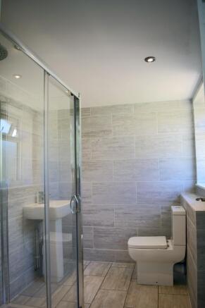 En-suite to bedroom 1