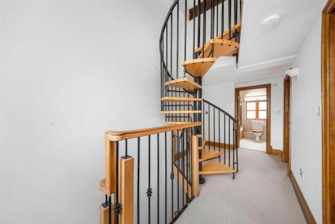 FIRST FLOOR LANDING.jpg