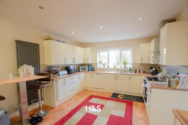 17 Rowthorn - Kitchen2.jpg