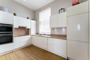 Flat 10, Tavistock House, Rosebury Square, Woodford Green IG8 8NT