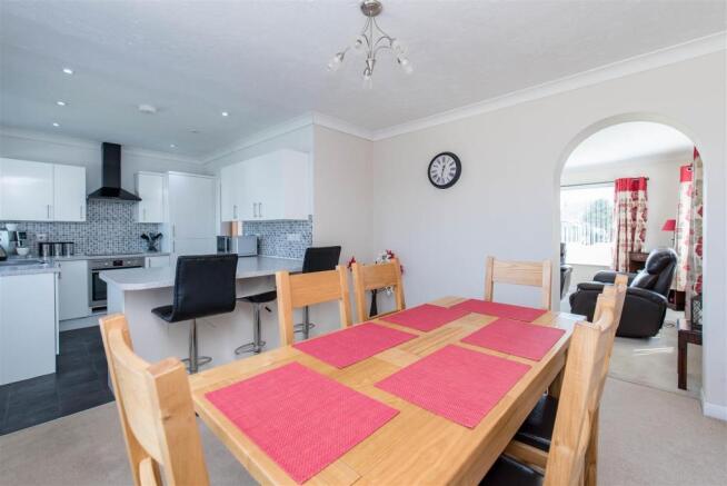 Kitchen & Dining Area