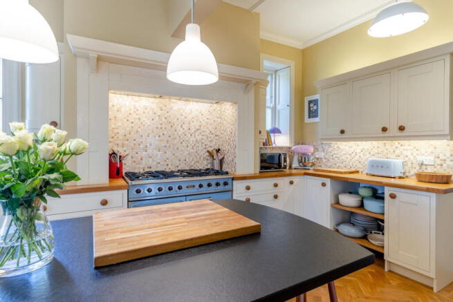 4 bed Detached for sale Image 8