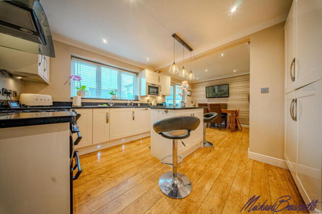 4 bed Detached for sale Image 9
