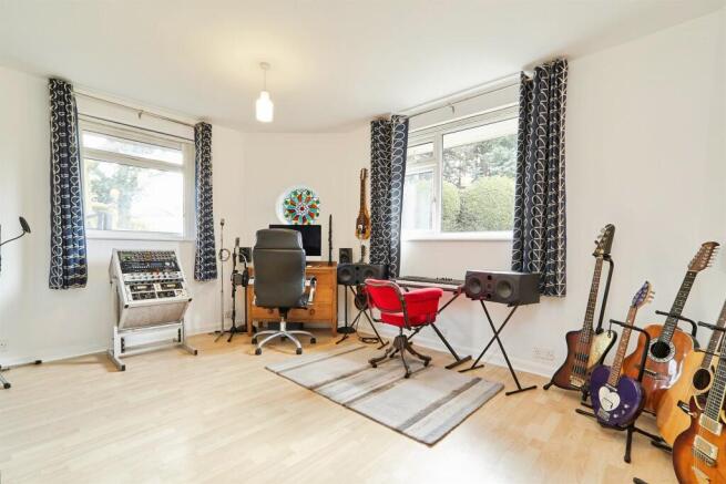 4 bed Detached for sale Image 4