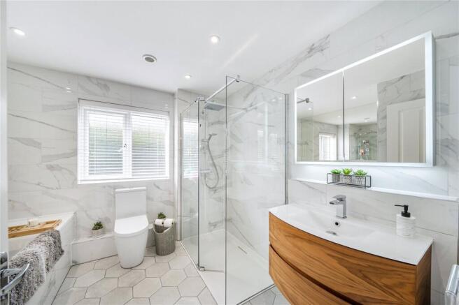 5 bed Detached for sale Image 7