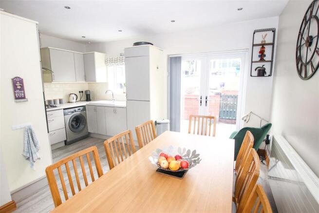 OPEN PLAN LOUNGE / FITTED KITCHEN / DINER