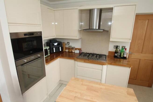 4 bed Detached to rent Image 11