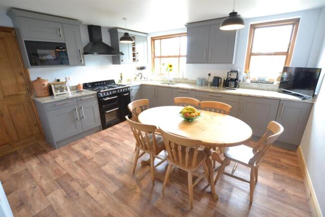 OPEN PLAN BREAKFAST KITCHEN