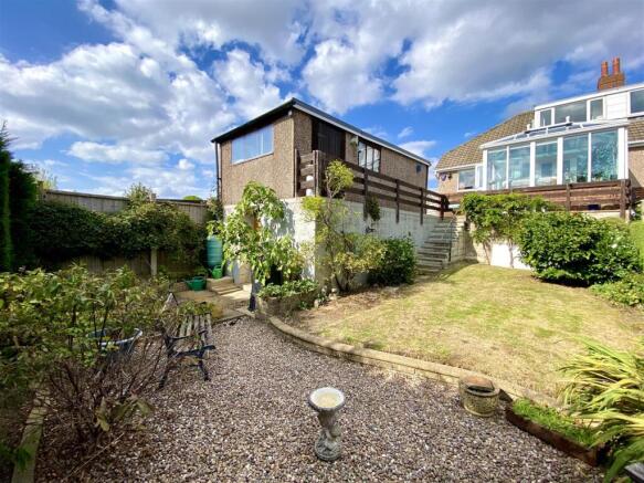 Deer Croft Avenue, Huddersfield photo 4