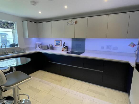 Kitchen 2..jpg