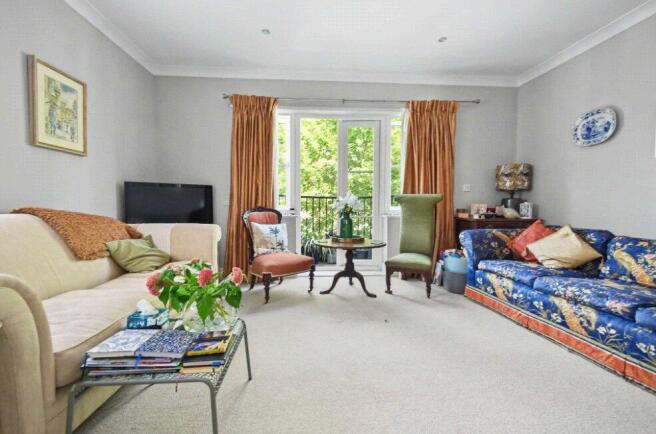 Cowden Close, Farnham, Surrey, GU9 photo 4