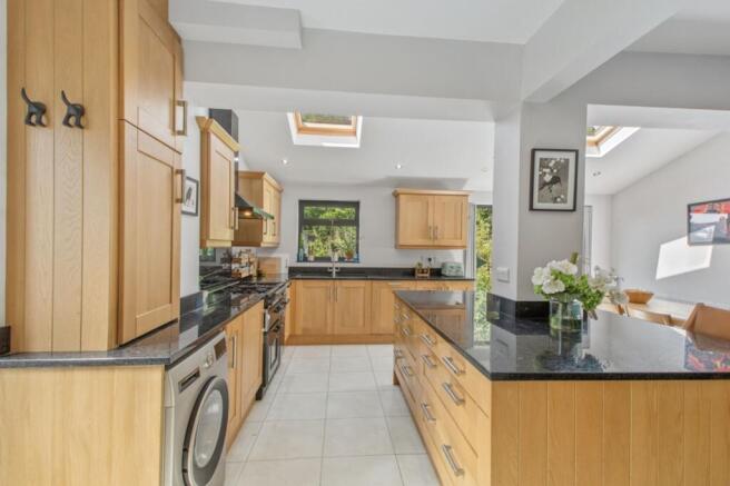 4 bed Semi-Detached for sale Image 6