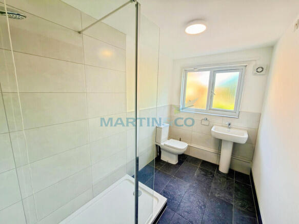 6854005b-bathroom