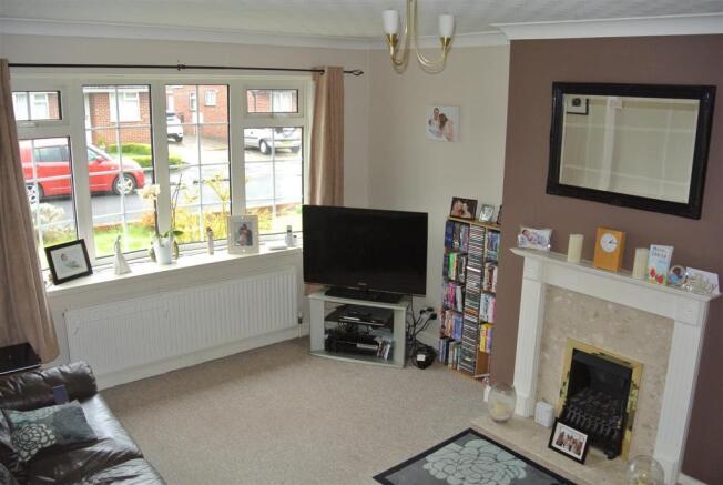 Living room 1.JPG